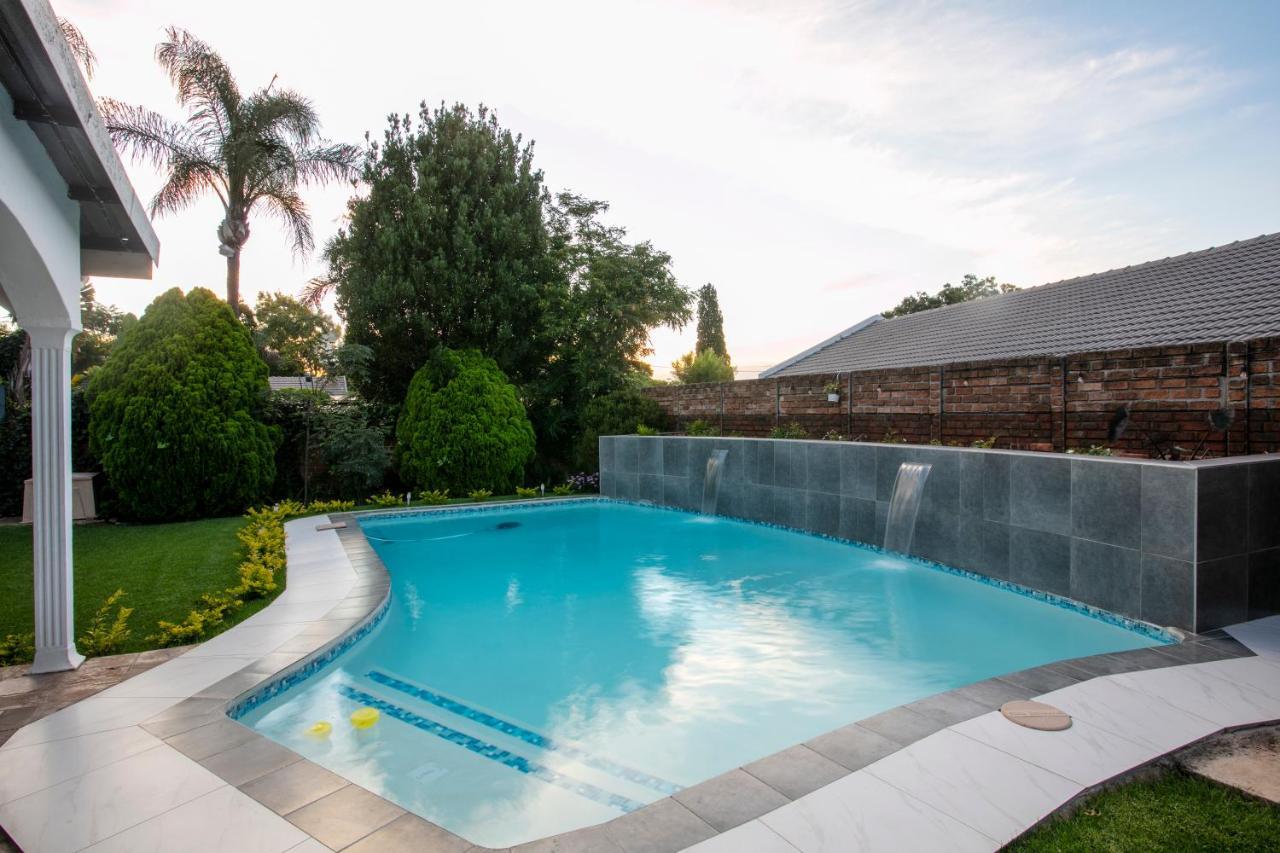 Dům (200 m²), pokoje: 1, vlastní koupelny: 2, destinace: Garsfontein Pretoria-Noord Exteriér fotografie