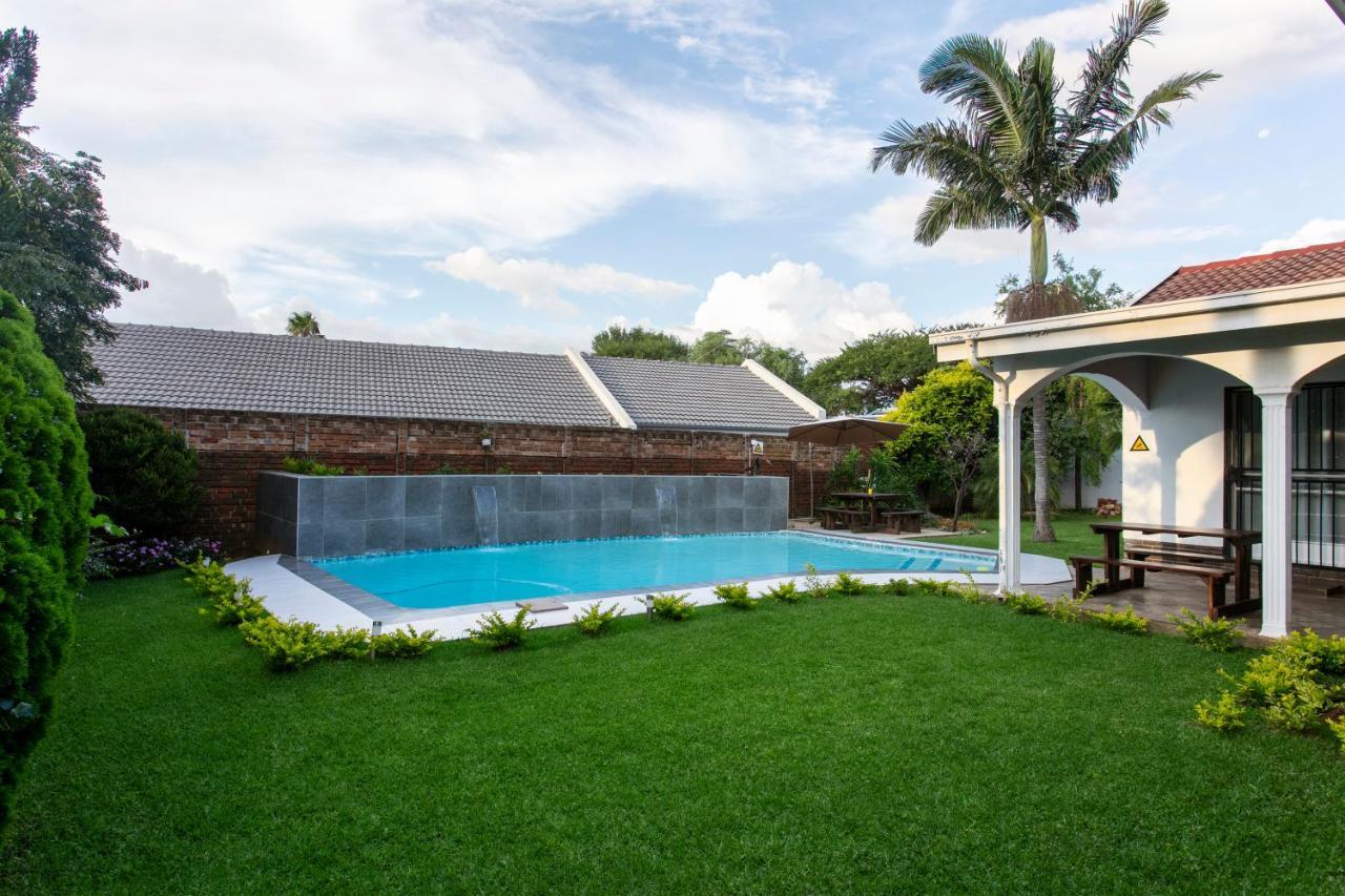 Dům (200 m²), pokoje: 1, vlastní koupelny: 2, destinace: Garsfontein Pretoria-Noord Exteriér fotografie