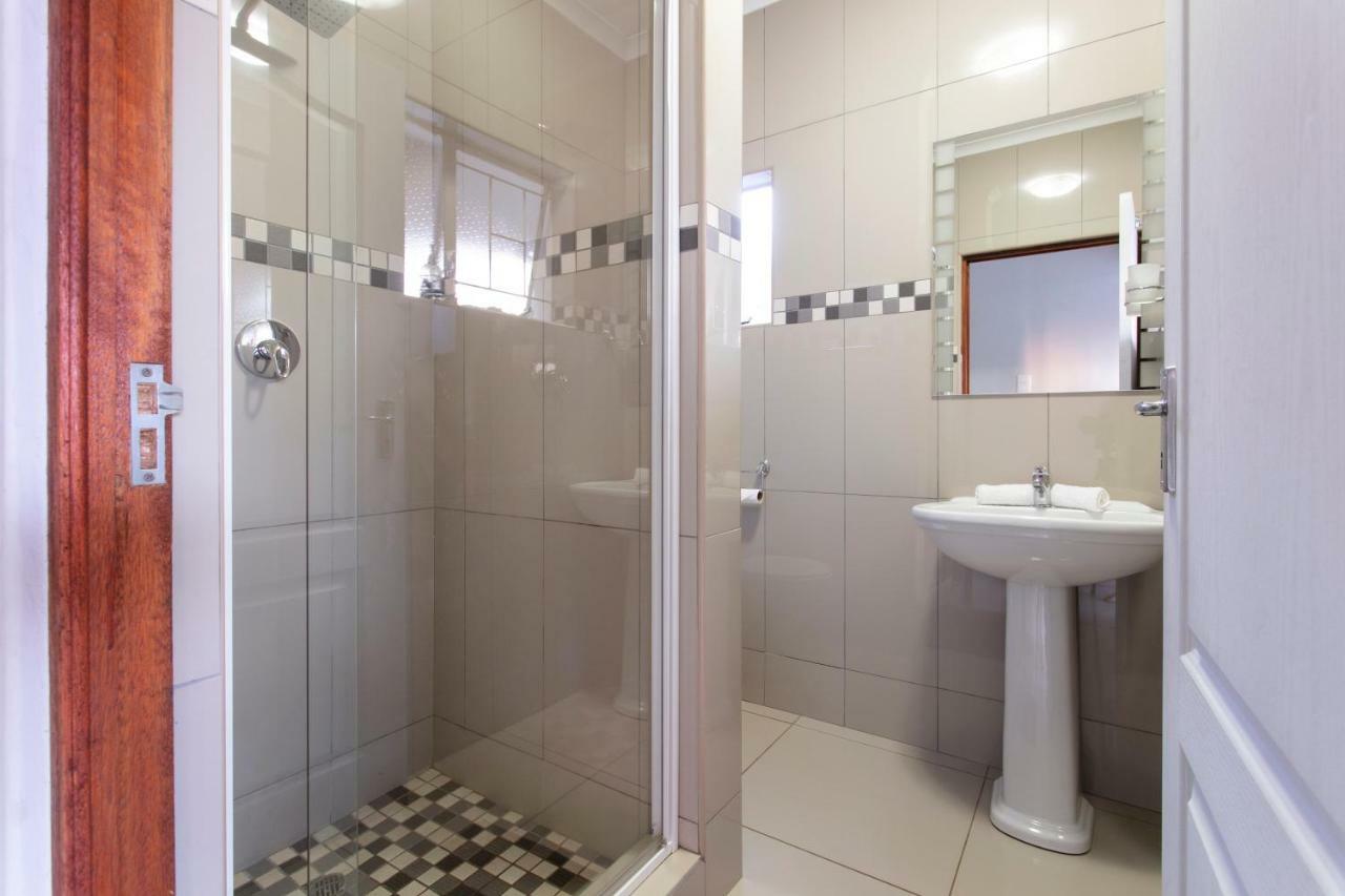 Dům (200 m²), pokoje: 1, vlastní koupelny: 2, destinace: Garsfontein Pretoria-Noord Exteriér fotografie