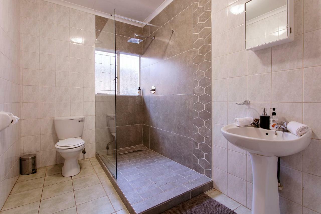 Dům (200 m²), pokoje: 1, vlastní koupelny: 2, destinace: Garsfontein Pretoria-Noord Exteriér fotografie